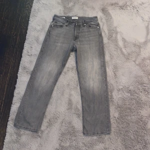 Jack&jones Jeans - Hej, säljer jack&jones jeans som är i fint andvänt skick. Storlek 29/30. Modell Relaxed/Chris. Skriv vid minsta fundering! Priset är inte hugget i sten! 