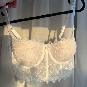 Korsett bh - Säljer denna otroligt fina korsett bh från New Yorker då den inte passar mig bra. Den är aldrig använd. Jag har klippt bort lappar. Storlek 75B. Hör gärna av dig om det är något du undrar över. 🥰