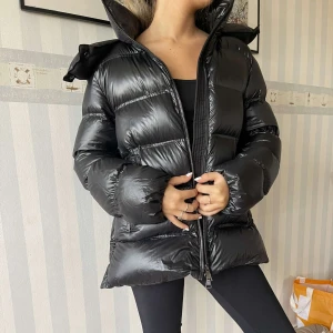 Massimo dutti jacka - Säljer denna helt slutsålda jackan ifrån Massimo dutti, den är använd lite under vintern förra året men ändå i jättebra skick och har varit väl omhändertagen! Den är perfekt till vintern! ❤️❤️