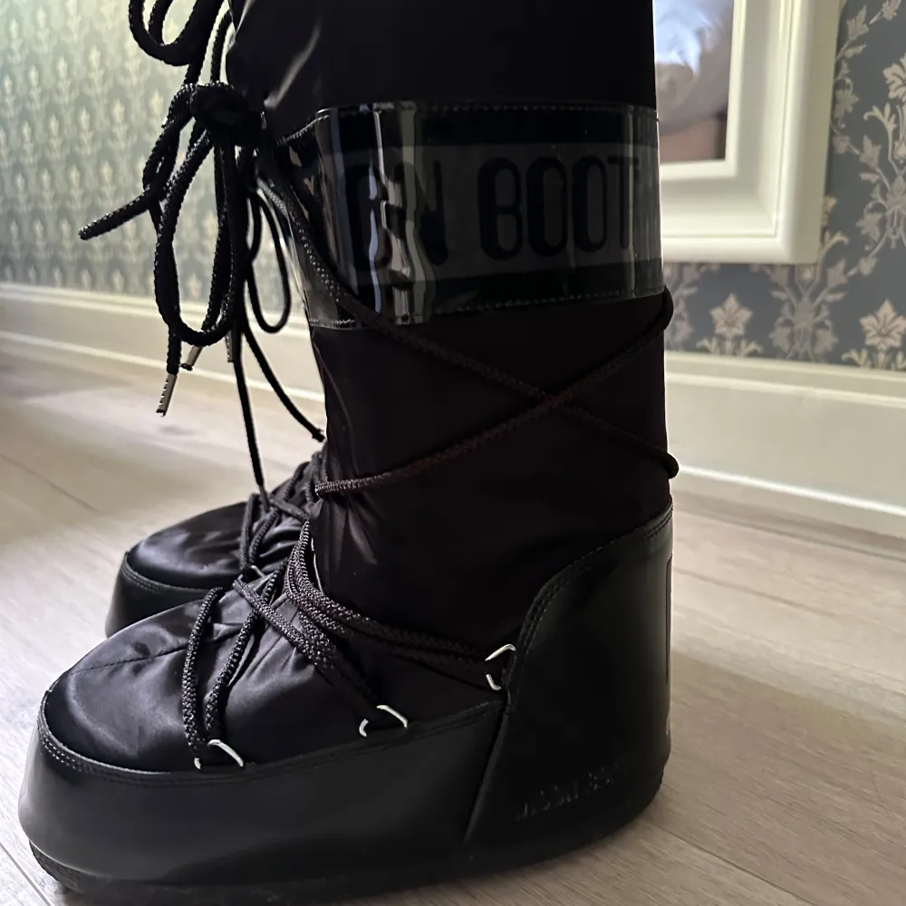 Jätte fina moonboots som knappt blivit använda höga i färgen svart strl 39-41 påse medföljer jätte fint skick💗. Kengät.
