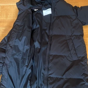 Vinterjacka svart - Selected femme vinterjacka  Använd knappt 10 gånger Nypris 2199kr Säljes 1600kr men kan diskuteras Storlek 34 men den är väldigt puffig så den passar storlek 36