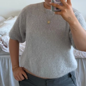 Stickad tröja - Såå fin stickad tröja med halvlånga ärmar😍 Mycket bra skick Skulle säga att den passar xs-M/L Originalpris: 605kr