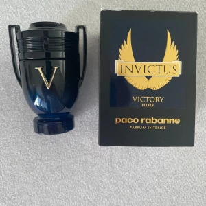 Invictus Victory Elixir - Säljer denna parfymen av Paco Rabane. 60% kvar i flaskan. Väldigt god varm vinter doft som luktar bland annat vanilj. Nypris 1110 kr.