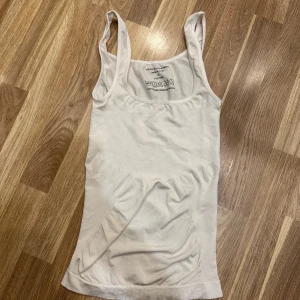 Vit ärmlös linnetopp - Ett vitt spandexlinne i storlek XL. Oanvänd!