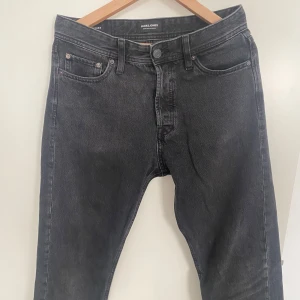 Jack & Jones jeans - Säljer ett par jeans från Jack & Jones i modellen Relaxed/Chris | Nypris 599kr | 9/10 skick | Hör av er vid funderingar!