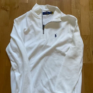 Ralph lauren polo halfzip vit - Hej! Jag vill sälja min Polo halfzip, den är storlek S. Helt oanvänd alltså perfekt skick. Finns scan till hemsidan! Pris kan alltid diskuteras!