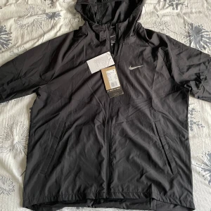 Nike tröja och jacka  - Helt ny Nike jacka och tröja bra för vår helt ny aldrig använt äkta.