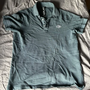 Replay piké - Hej jag säljer min replay piké som jag andvändt få gånger den är grå/grön och riktigt soft. Den är storlek S passar killar mellan 1,70/1,80 jag är 1,80 och den  passar bra! Nypris: 699 mitt pris: 200 går att förhandla vid snabb affär!