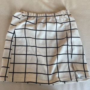 Gullig kjol  - Bra skicka nästan aldrig användt pågrund av att den är för liten för mig 