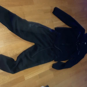 Nike tech svart - Säljer Nike tech svart då den e ganska så liten på mig, det står M men skulle säga att de är S. 