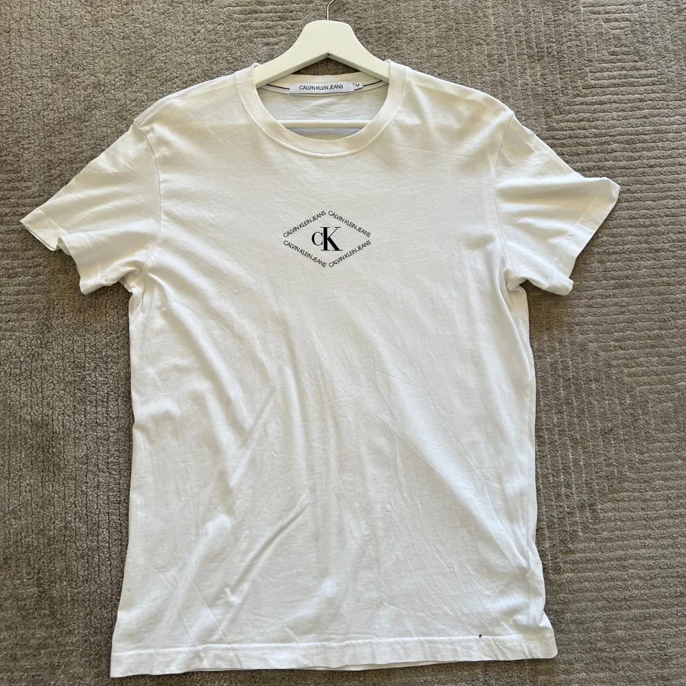 Calvin klein Tshirt vit   Storlek: Medium  Pris: 280kr. T-shirts.