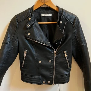 Skinnjacka - Skinnjacka från gina tricot. I använt skick. Har flera små märken men skulle säga att man bara ser dessa när man kollar nära. Storlek xs.