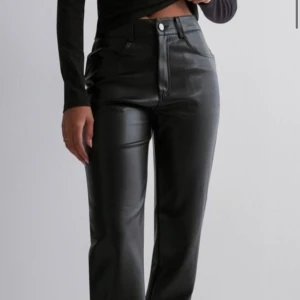 Läder byxor - Läder byxor från nelly. Helt oanvända pgr av dem är för stora för mig