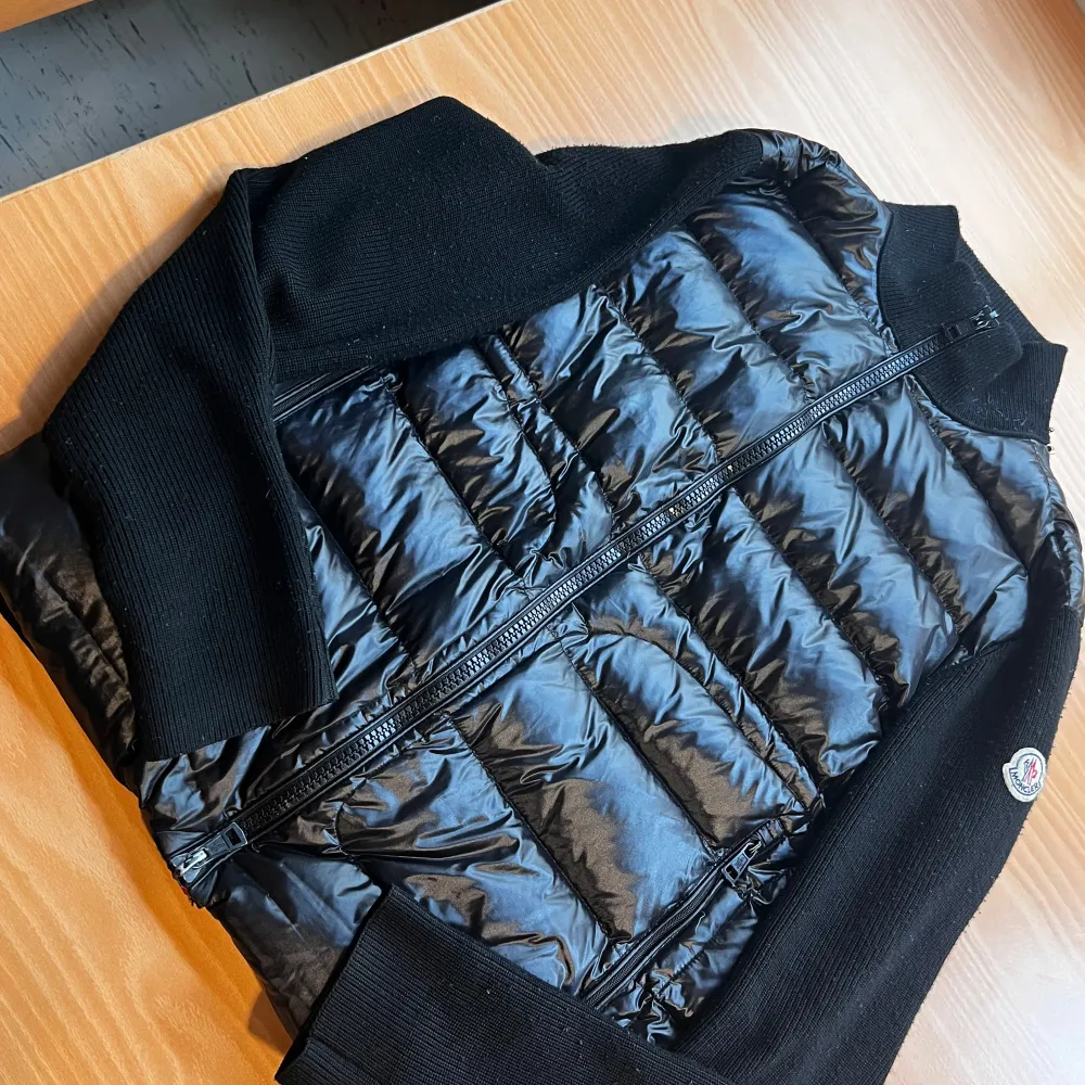   Jag säljer min Moncler cardigan som jag tyvärr har växt ur. Cardiganen är i mycket gott skick och har endast använts i cirka 9 månader.   Det enda som är lite skadat är den lilla öglan där man hänger jackan, men annars är allt helt och fint.  . Jackor.