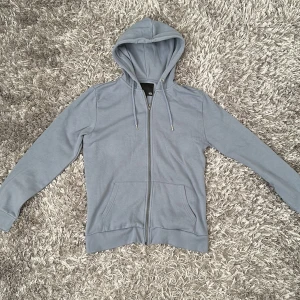 Zip hoodie - Koftan är i nytt skick, inte längre min stil Den funkar även som L