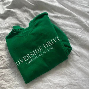 Grön sweatshirt från Gina Tricot - Säljer en snygg grön sweatshirt från Gina Tricot. Tröjan är i storlek M och är väldigt mjuk och mysig!