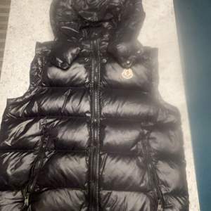 Riktigt fet moncler vest i storlek m har du några frågor är det bara att skriva.