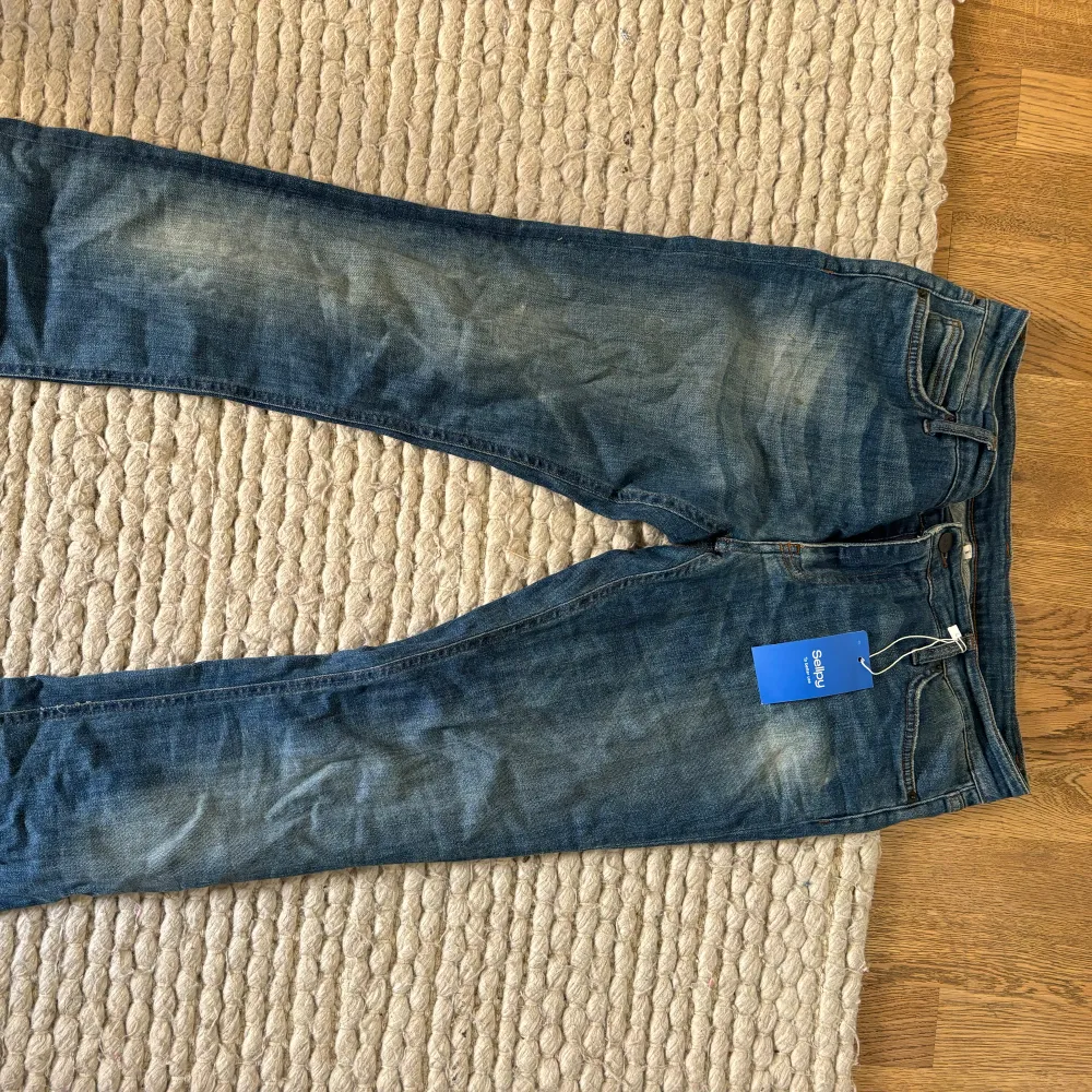 Säljer då dom inte passade. Köpta från sellpy. Märkes jeans. . Jeans & Byxor.