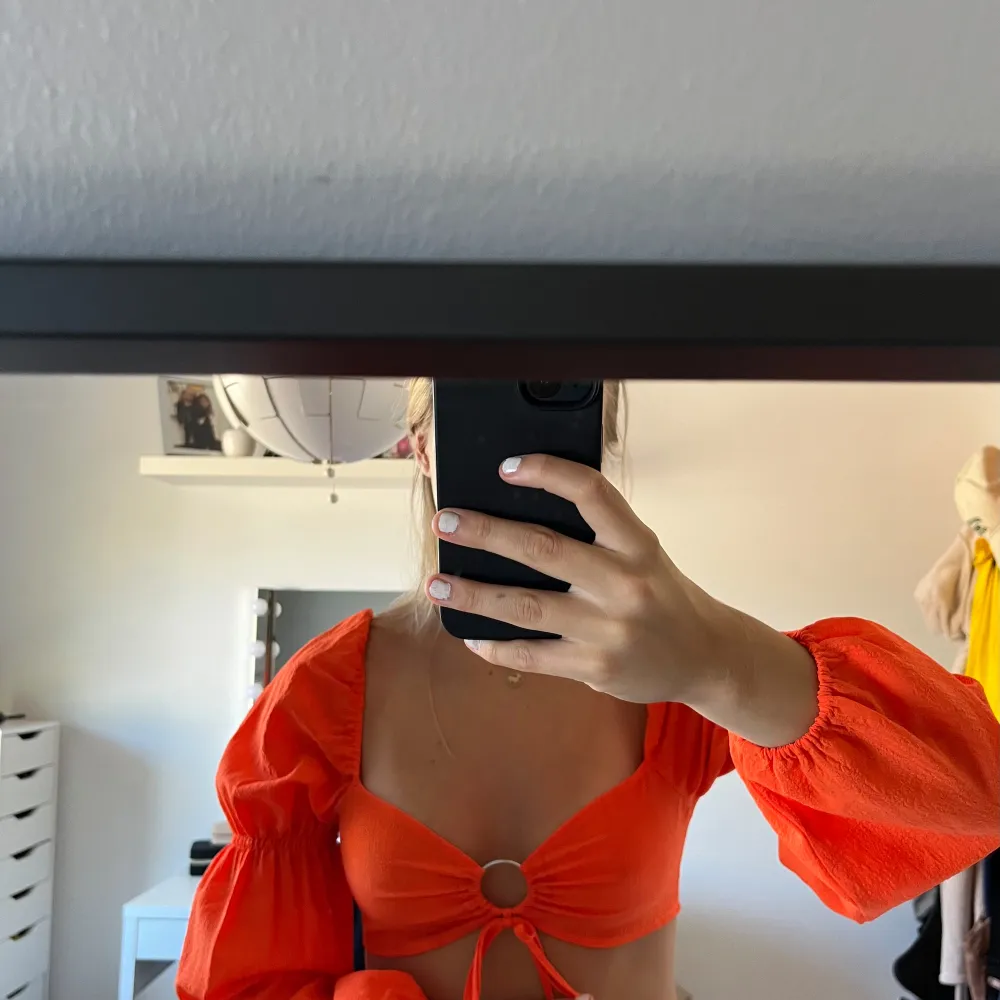 Orange kort blus, ring av metall samt knyte i mitten och resårer på armarna för att axlarna ska bli lite puffigare, även resår på handleder Endast använd några gånger 🧡. Blusar.