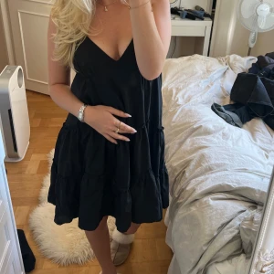 Svart kort klänning - Säljer denna supersnygga svarta klänningen som varit en riktig favorit. Slutar på mitten av låren på mig som är 165 cm. Ser ut som ny.