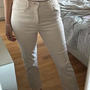 Beiga jeans  - Använt ett fåtal gånger. Väldigt bra skick. 