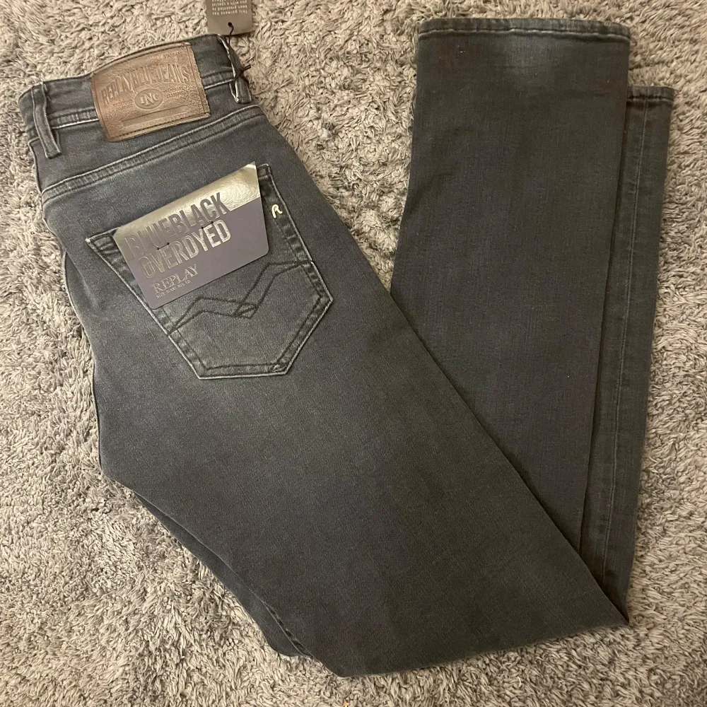 Säljer dessa replay jeans i storleken W28 L30. Jeansen va lite för små och därför säljes. Jag är 177 och väger 57. Jeansen passar 164-172. Jeans & Byxor.