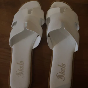 Vita sandaler - Jättefina vita sandaler som aldrig använts  Säljer då dom är för stora