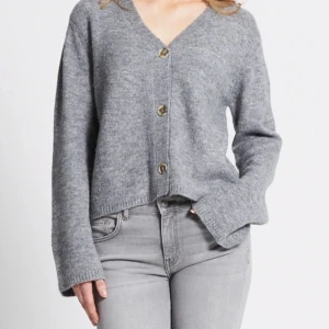 Stickad kofta grå - En sån här tröja köpte jag på lager 157 men den passade inte riktigt mig, därav säljer jag denna 