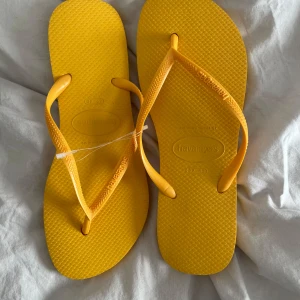 Havaianas  - Helt nya Havaianas i gult💕 aldrig använda 