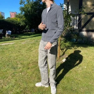 Massimo Dutti zipup  - Grå zipup från Massimo dutti. Grisch, laidback, vad mer ska man säga? Liten wear vid dragkedjan, be gärna om bild vid intresse🌞 Nypris 800kr!🦦