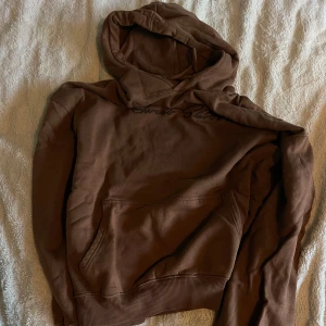Hoodie - Säljer min hoodie som bara legat i garderoben, den är lite oversized och väldigt mysig🤎