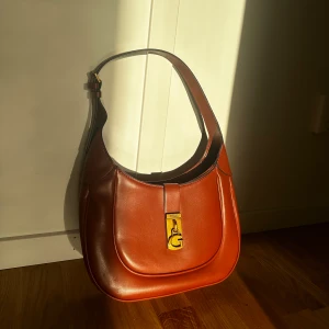 GUESS väska MAIMIE - Superfin väska från guess i modell maimie hobo. Perfekt inför hösten! Får plats med massor. Då den är nyskick och använd 1 gång (fashion week) så hoppas jag någon annan får mer användning för den 💞 Går bra att pruta 