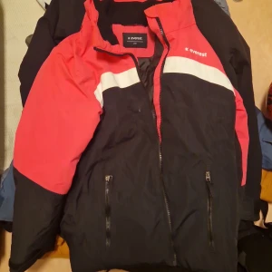 Svart jacka från GANT - Säljer en stilren svart jacka från GANT i storlek XXL. Jackan har en dragkedja framtill och är perfekt för höst och vår. Den är i bra skick och har en klassisk design som passar till det mesta. Perfekt för dig som vill ha en tidlös look!