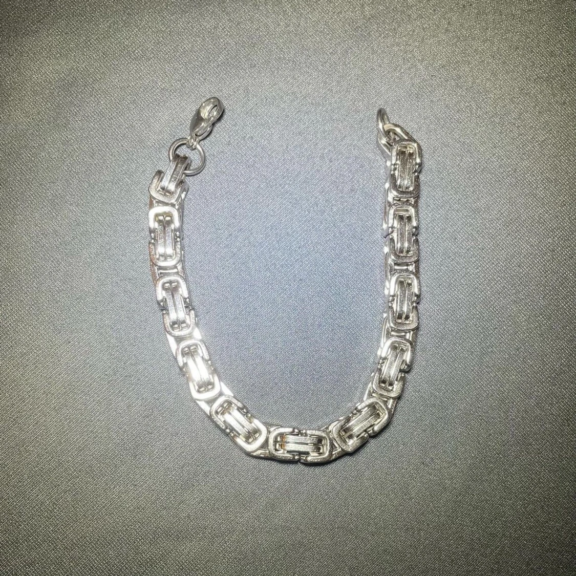 Silverfärgat armband med kedjedesign