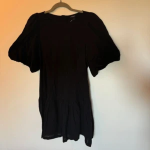 Klänning  - Svart klänning med volang  Tror köpte den på Gina   Aldrig använd  