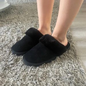 Tofflor  - Säljer dessa mysiga tofflor, perfekta nu till hösten. Endast använda en gång och det var för att ta dessa bilder.