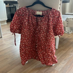 Blommig tröja - En blommig tröja köpt på target i stl M är i andvänt skick