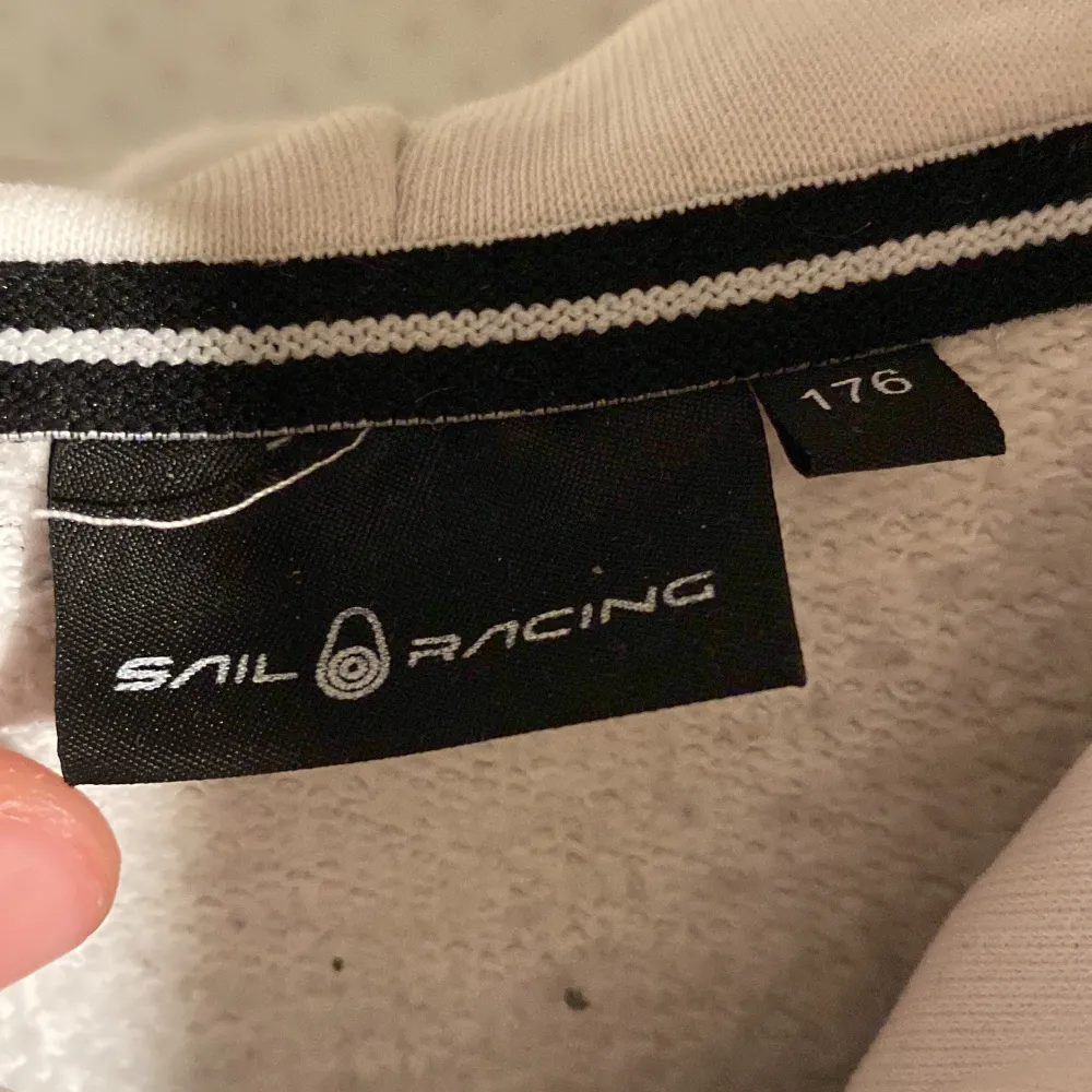 Tjena jag säljer nu min sail racing zip hoodie i skick 7/10. Den är i väldigt bra skick på utsidan för att vara en vit tröja men den är rätt så nopprig på insidan. Priset går att diskutera och hör gärna av dig om det är något du funderar på.. Hoodies.