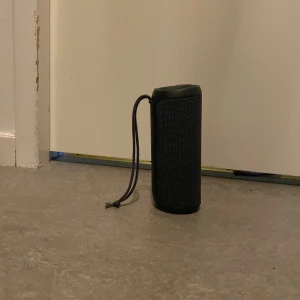 JBL högtalare  - Kom och köp och kontakta för samtal om högtalaren eller flera bilder eller ljudet  