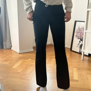 Svarta byxor med bootcut - Säljer ett par snygga svarta byxor med bootcut. De är från bikbok och passar perfekt till en stickad tröja eller en snygg blus!