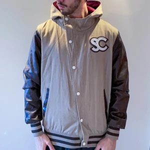 SKANK Tilted Button up Jacket - Unik jacka från märket SKANK. Jackan är endast testad för bild.