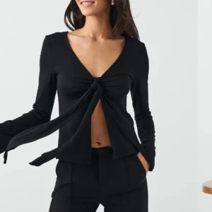 Topp från gina - Svart topp från gina, använd 5 gånger ungefär, säljer då den ej används❤️