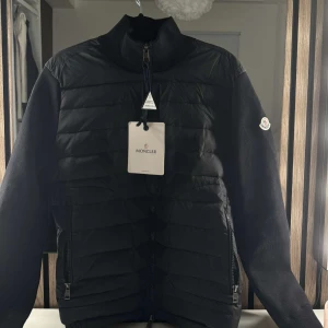 Moncler cardigan  - Säljer min  Moncler cardigan har inte till någon användning ☺️
