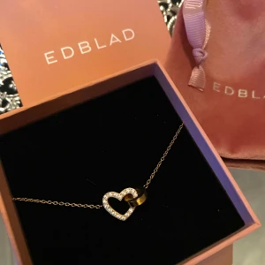 Edblad guld armband - Säljer ett helt oanvänt guld armband från Edblad. Armbandet är rostfritt och guldpläterat på blank 14K guld. Kedjans justerbara längd är 15,5-18,5 cm. Köptes nytt pris för 399, men säljer för endast 299. 