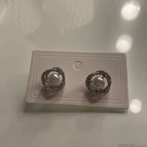 Öronhänge  - Jätte fina öronhänge! Som är helt nya och så moderna! 