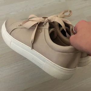 Skor från k.Cobler - Skor som är använda men ändå är i bra skick. Finns några defekter och sulan kan rengöras. Men annars är de väldigt snygga att styla med och stilrena. 