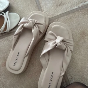 Tofflor - Jättefina beiga tofflor/sandaler från Nelly i storlek 39. De har aldrig kommit till användning, så därför är de i nyskick 💕💕