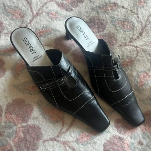 Svarta kitten heels - Svarta snygga kitten heels med vita sömmar i storlek 37!  