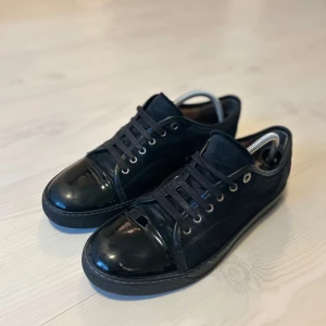 Lanvins - Säljer nu ett par tvärfeta lanvins  9/10 skick Mockan är bra fortfarande  Sulan är också bra Dem är använda fåtal gånger denna sommar.  (Pris ej hugget i sten)