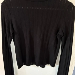 Svart topp - Lätt genomskinlig topp från bikbok i strl Xs